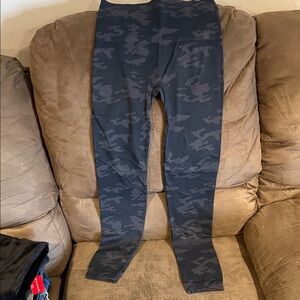 SPANX Camo Leggings - Black and Gray